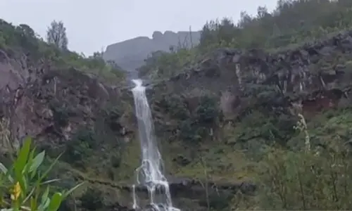 Kabar Viral Tentang Air Terjun Mendadak Muncul Turun Dari Gunung Agung Bali